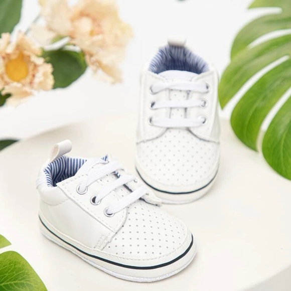 SHEIN Kids White Sporty Skate Shoes, Lace-up Front Sneakers Size EUR21 US 5.5 - Picture 1 of 8